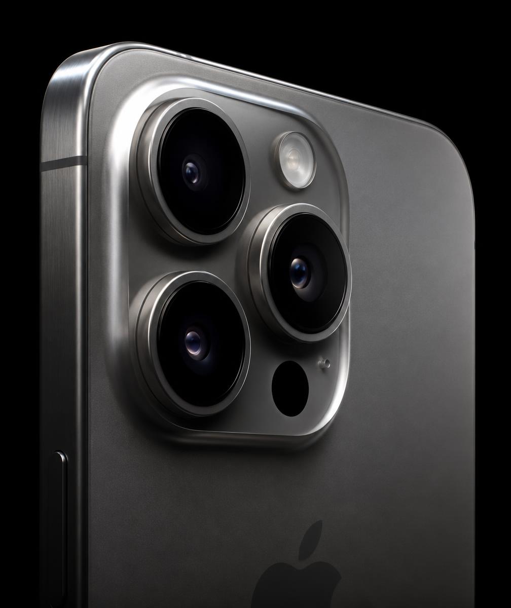 Módulo de cámara de un iPhone sobre fondo oscuro